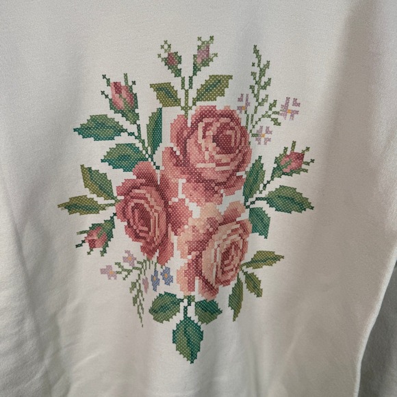 Gildan Heavy Blend Beige Floral Cross Stitch Graphic Crewneck Sweatshirt Small - Picture 10 of 11